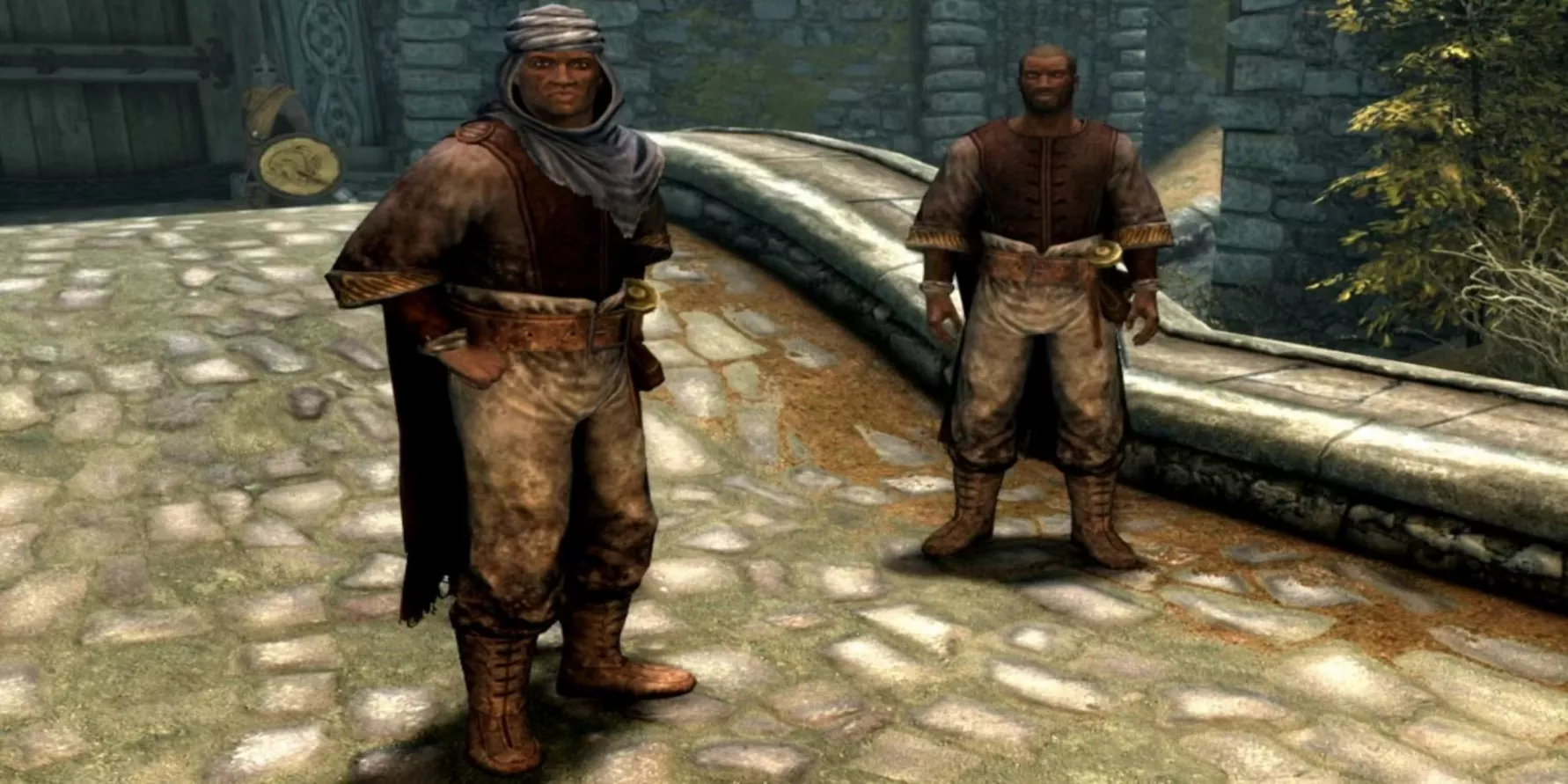 Dos Redguard de pie en Whiterun en The Elder Scrolls V: Skyrim.