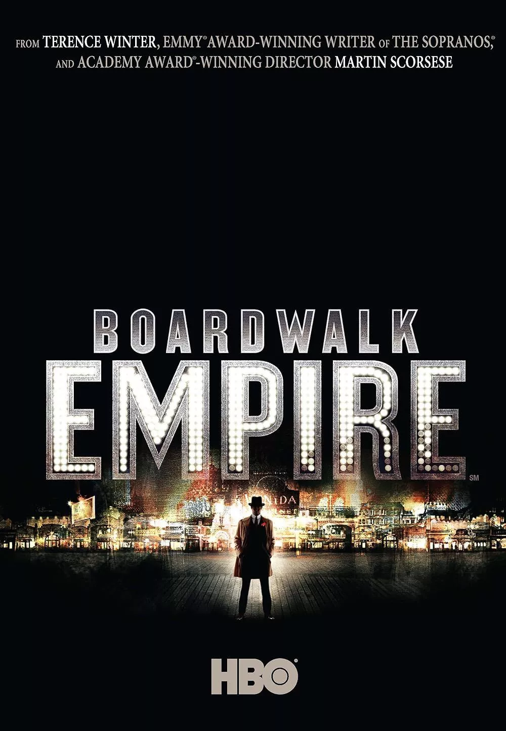 Poster de Boardwalk Empire con un hombre frente al logo