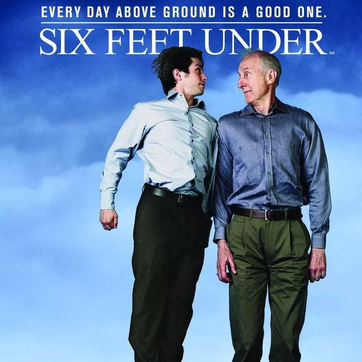 El póster de Six Feet Under muestra a Nate Fisher (Peter Krause) y George Sibley (James Cromwell) mirándose