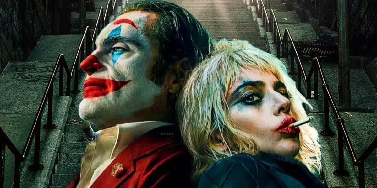 Joker (Joaquin Phoenix) y Harley Quinn (Lady Gaga) de pie de espaldas