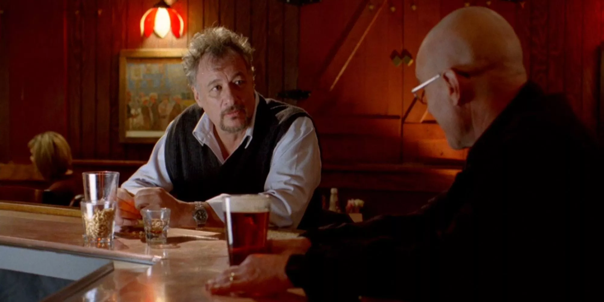 Donald Margolis y Walter White están sentados junto a un mostrador en un bar en Breaking Bad.