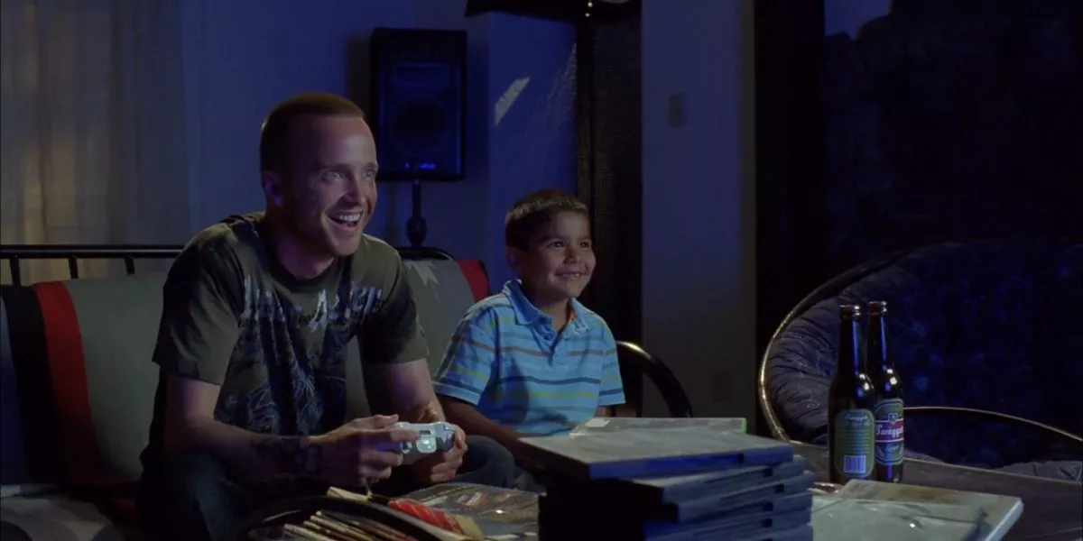 Jesse Pinkman (actor Aaron Paul) jugando videojuegos con Brock Cantillo en Breaking Bad