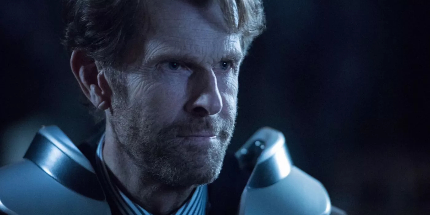 Kevin Conroy usando un exoesqueleto como Bruce Wayne en Crisis en Tierras Infinitas