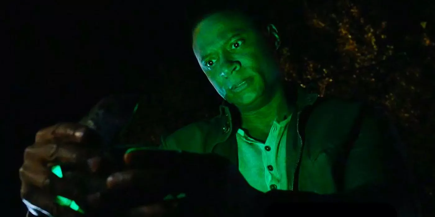 John Diggle mirando una caja con un anillo de Green Lantern dentro.