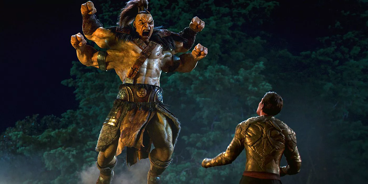 Goro saltando hacia Lewis Tan como Cole Young en Mortal Kombat (2021).