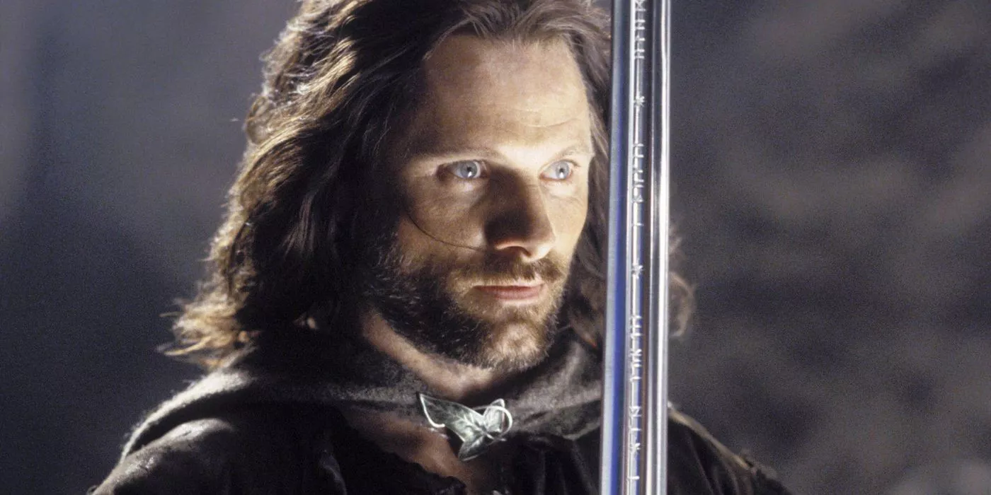 Aragorn sosteniendo su espada en El Señor de los Anillos: La comunidad del Anillo.