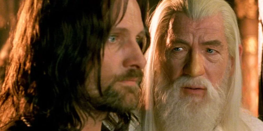 Aragorn y Gandalf hablando entre sí en El Señor de los Anillos.