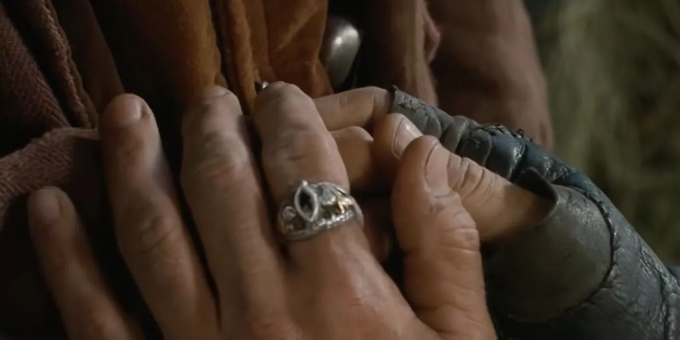 La mano de Aragorn en El Señor de los Anillos con el Anillo de Barahir en su dedo.