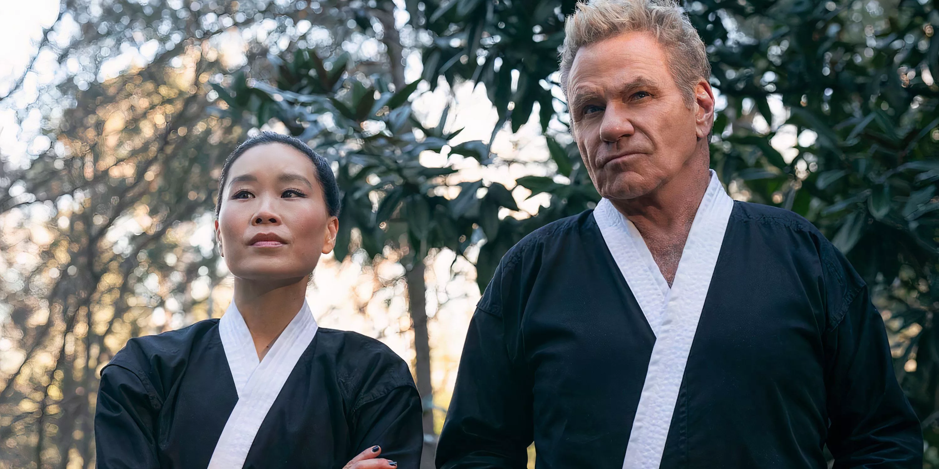 John Kreese se encuentra junto a Kim Da-Eun en Cobra Kai Temporada 6.