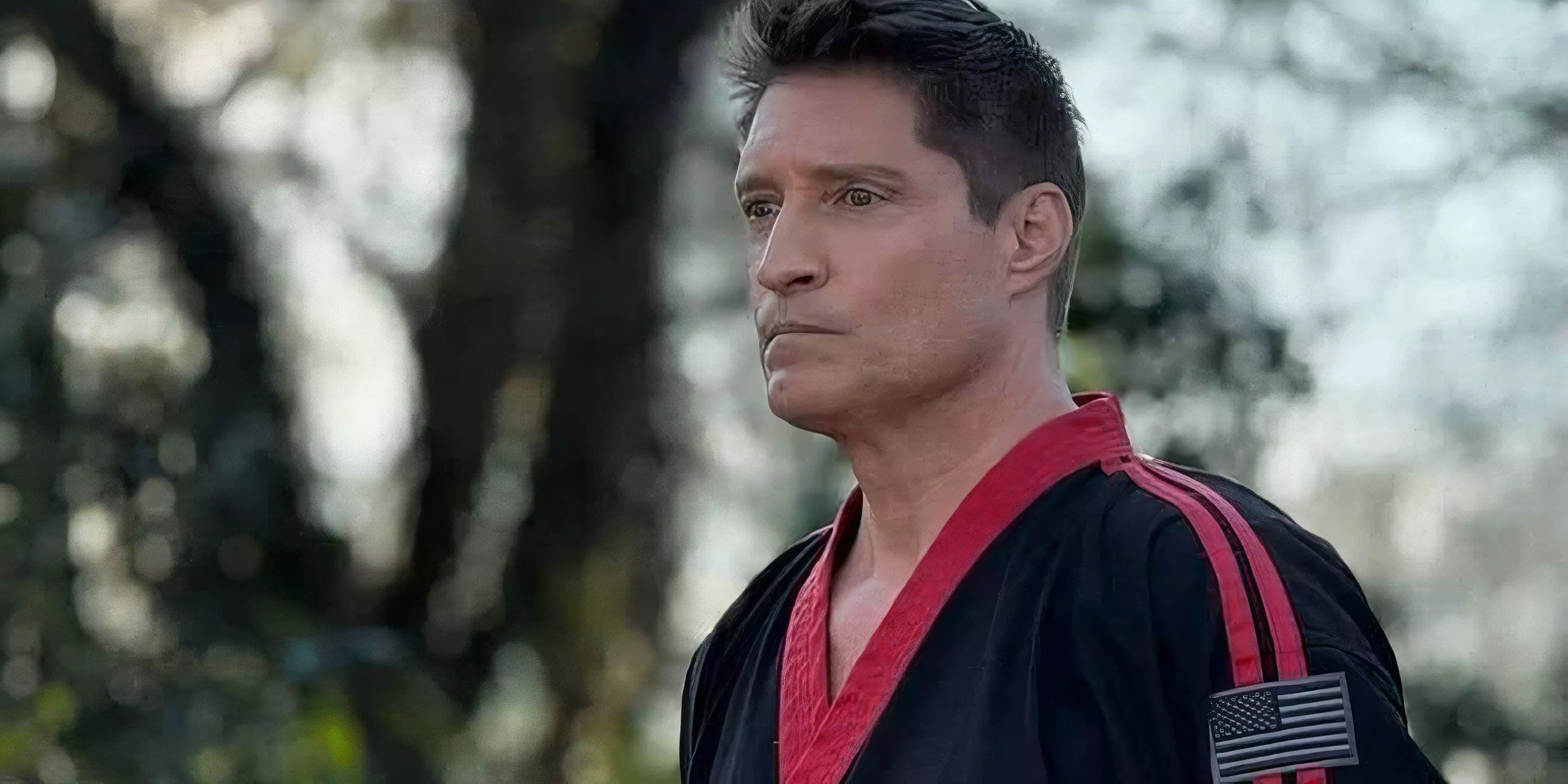 Mike Barnes enseña a los estudiantes en Cobra Kai Temporada 6