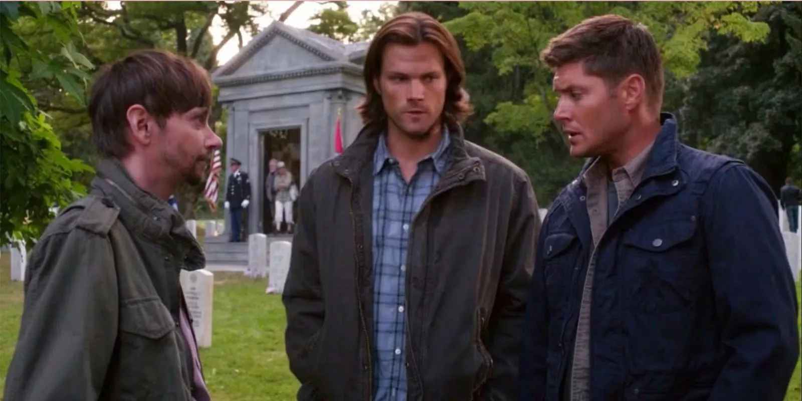 Garth, Sam y Dean hablando sobre el espectro en Supernatural Temporada 8