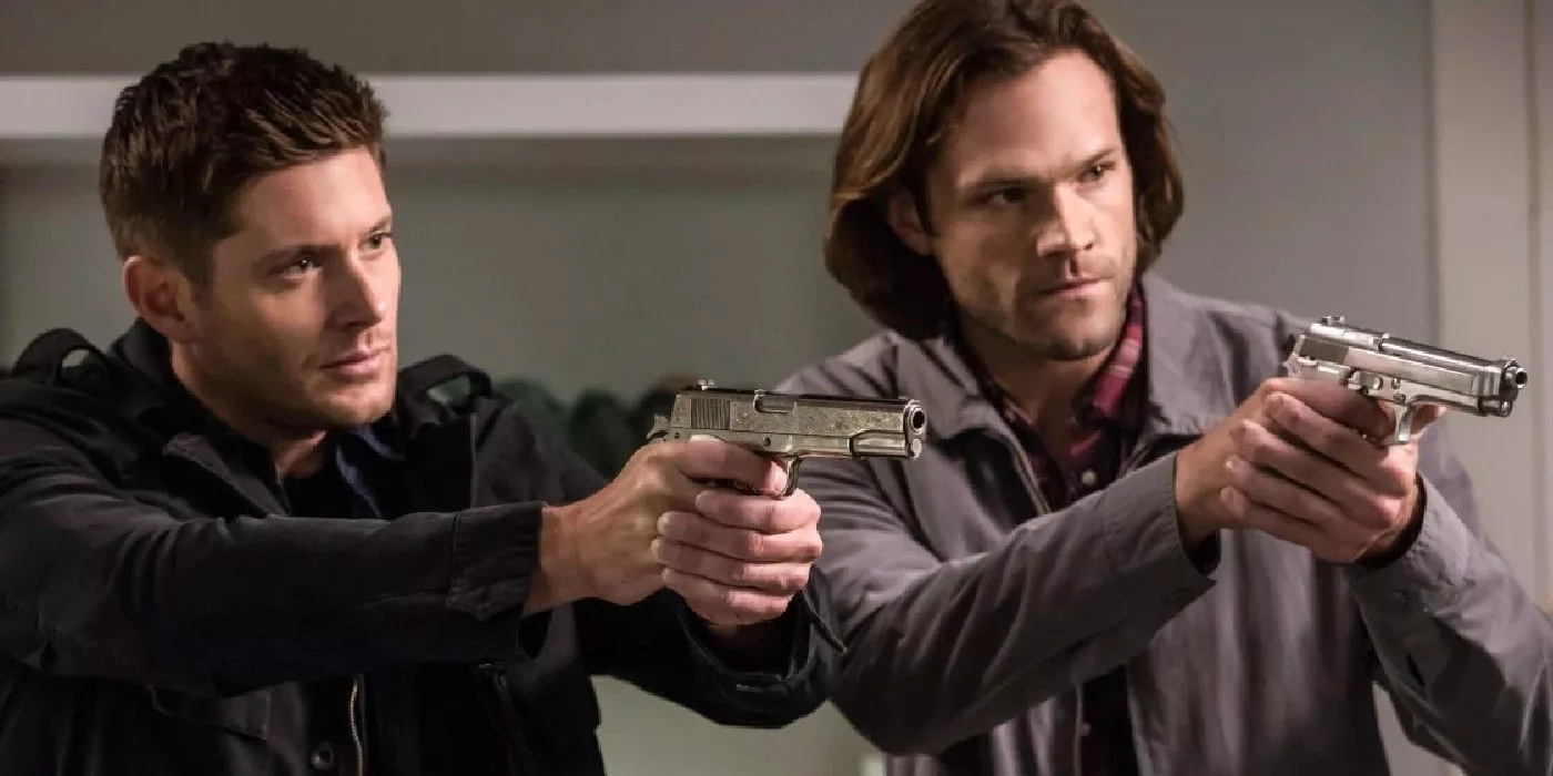 Sam y Dean apuntando sus armas en Supernatural