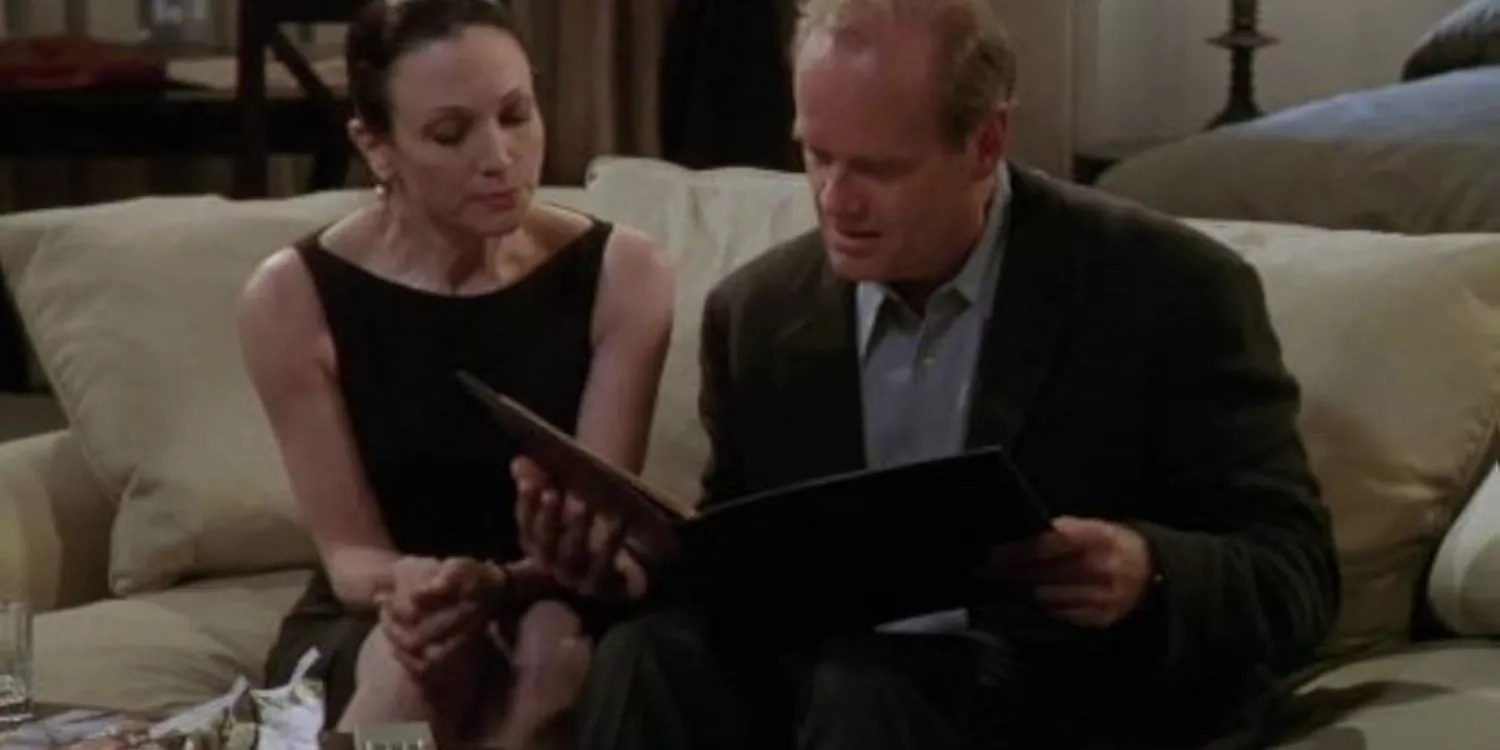 Frasier y Lilith sentados en un sofá juntos