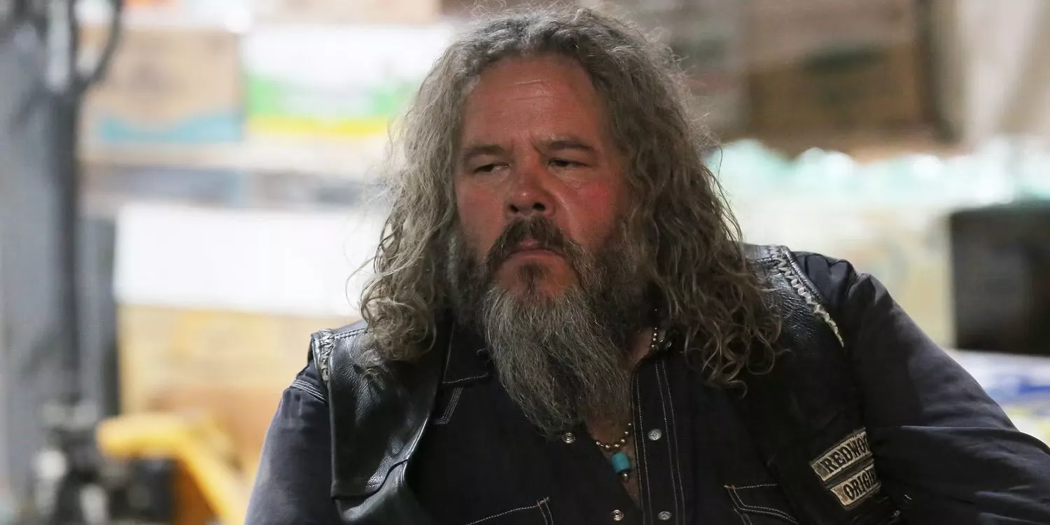 Bobby Munson mira al infinito en Sons of Anarchy.