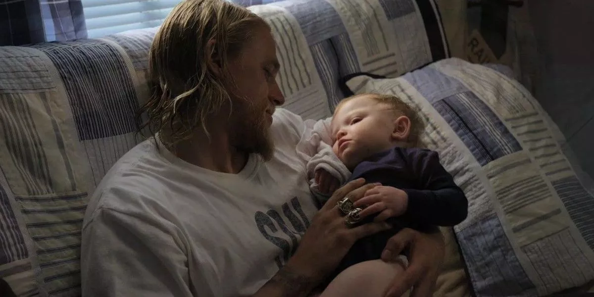 Jax sostiene a Abel Teller en Sons of Anarchy.