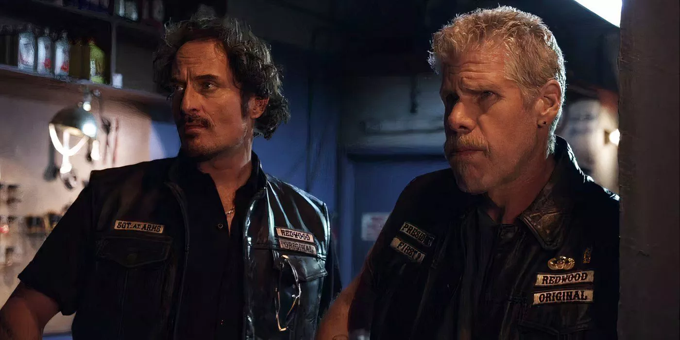 Tig y Clay en chaquetas de cuero miran fuera de cámara en Sons of Anarchy.