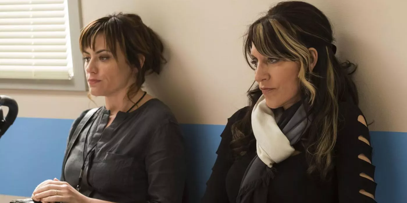 Tara Knowles y Gemma Teller Morrow sentadas juntas en el hospital en Sons of Anarchy.