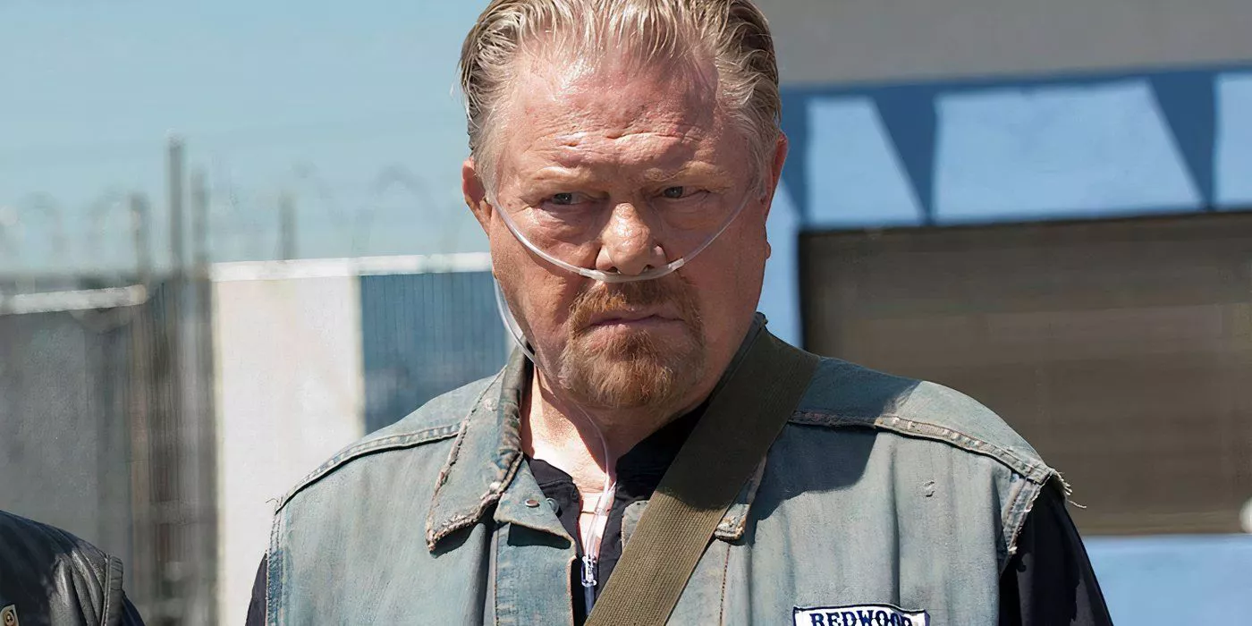 Piney mira con desdén con tubos de oxígeno en la nariz en Sons of Anarchy.