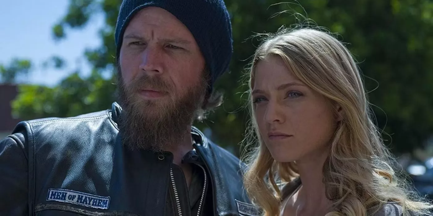 Opie y Layla de pie junto a otro en Sons of Anarchy.