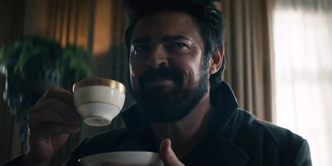 Butcher sonriendo mientras sostiene una taza de té en The Boys.