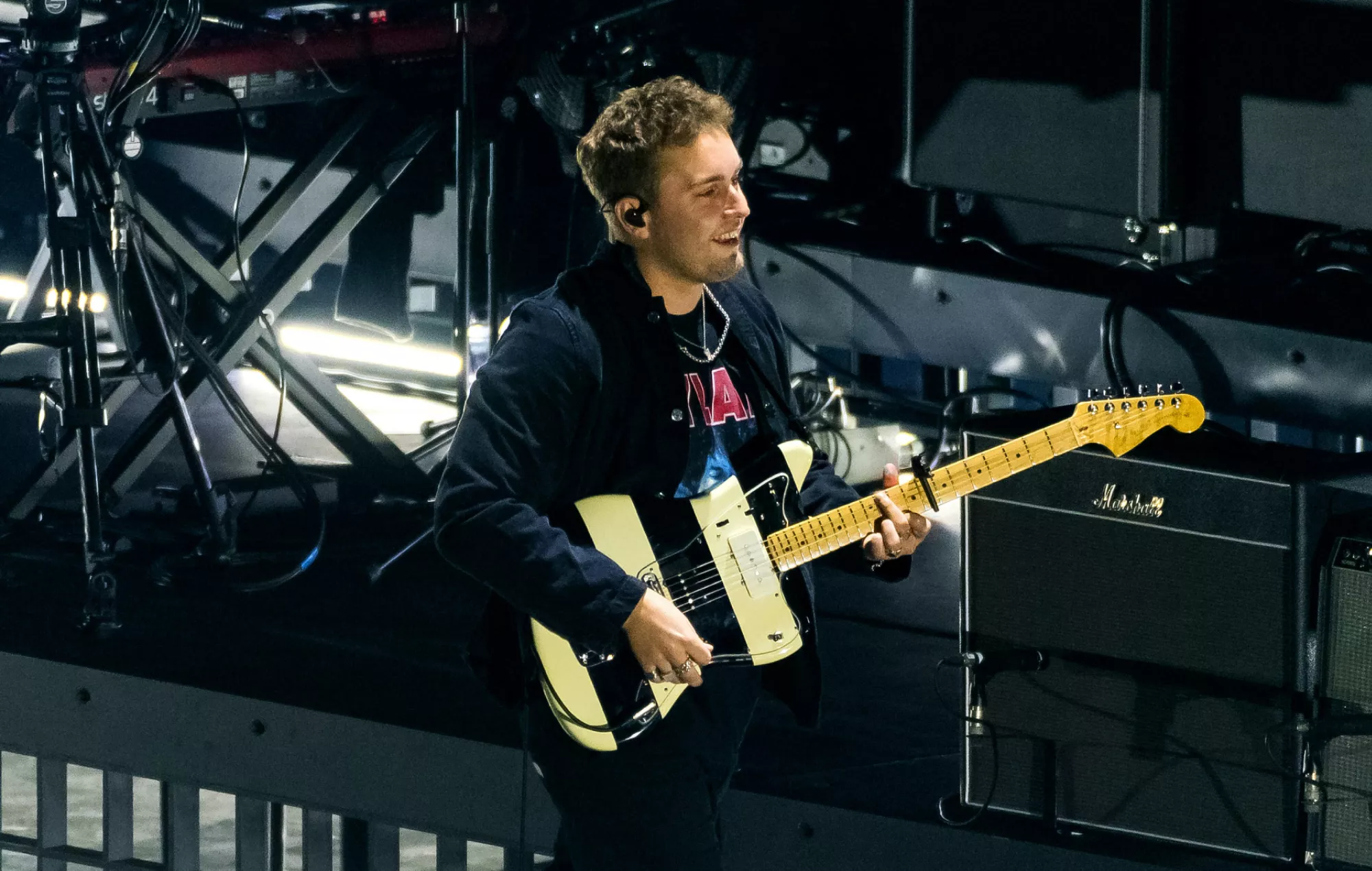 Mira a Sam Fender interpretar 'London Calling' de The Clash en The O2