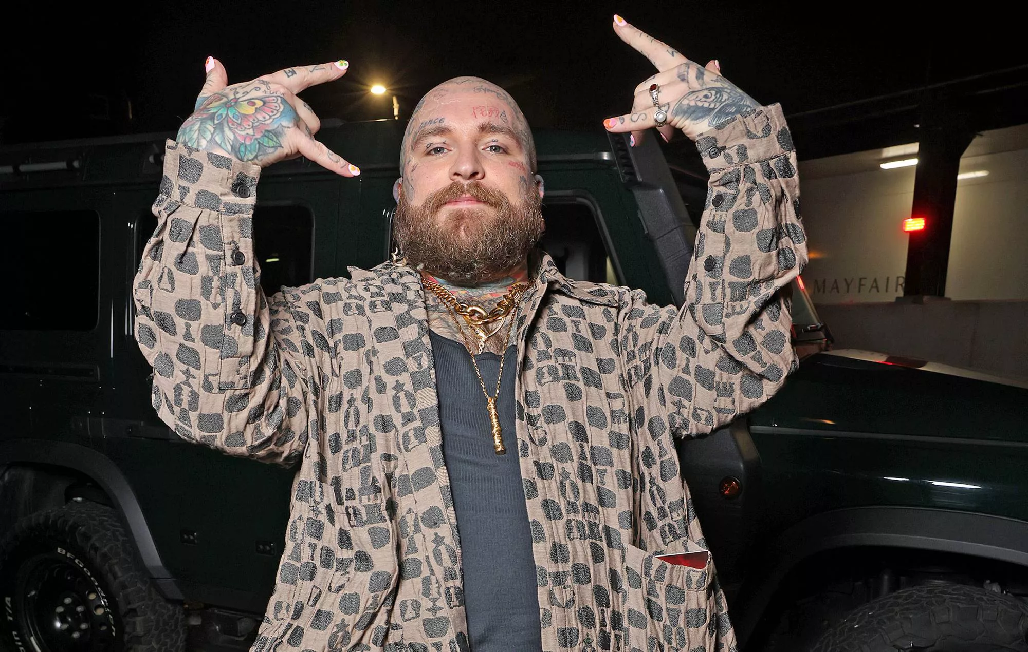 Teddy Swims habla sobre el desafío de hacer una pausa cuando nace su hijo: “Si dejo de hacer giras, no podemos permitirnos tener un bebé”