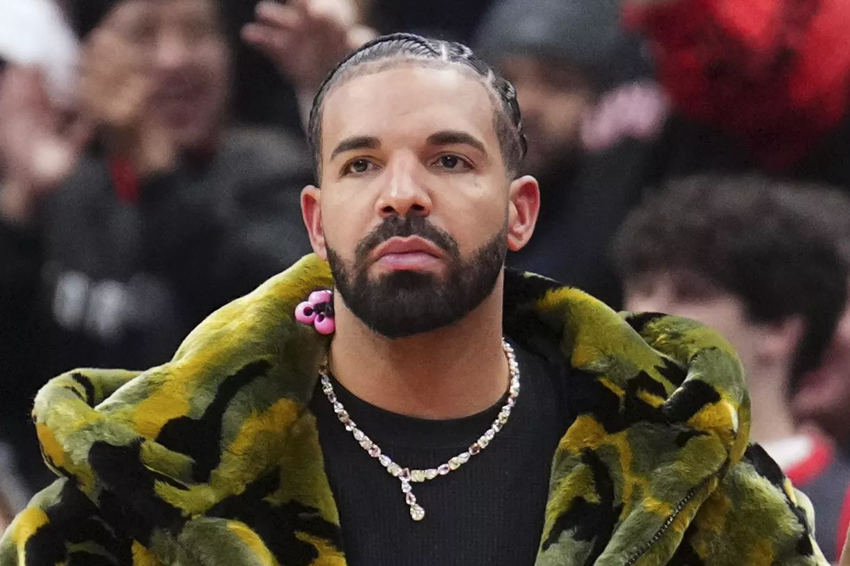 Drake Alega Que la Promoción de Universal de 'Not Like Us' de Kendrick Lamar en el Super Bowl y los Grammy Muestra Difamación Intencional: Nuevos Documentos Legales